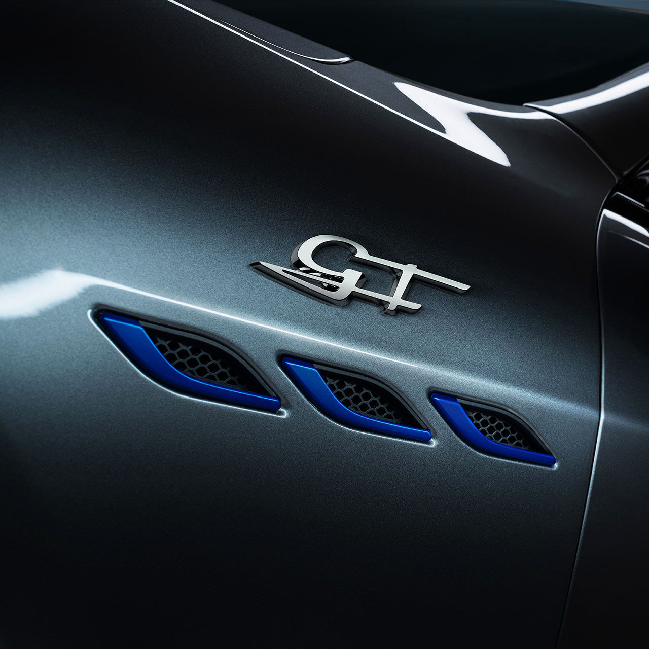 Tomas de aire y logo del sedán Maserati Ghibli GT Hybrid