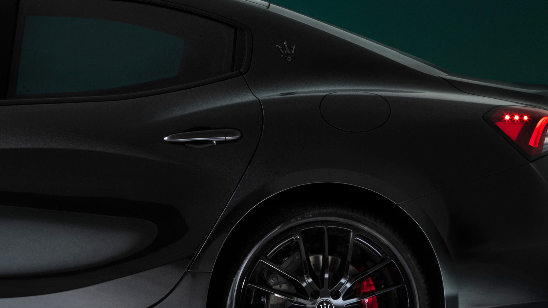 Detalle de la puerta, logo Maserati y borde Ghibli