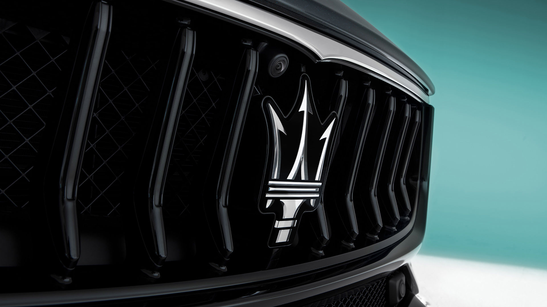 Parachoques con logo de Maserati en el Ghibli negro