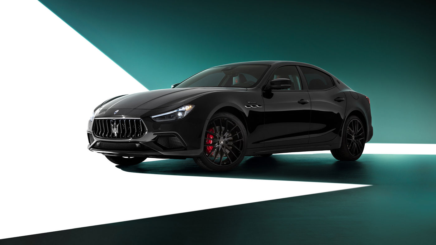 Sportowy sedan Maserati Ghibli w kolorze czarnym