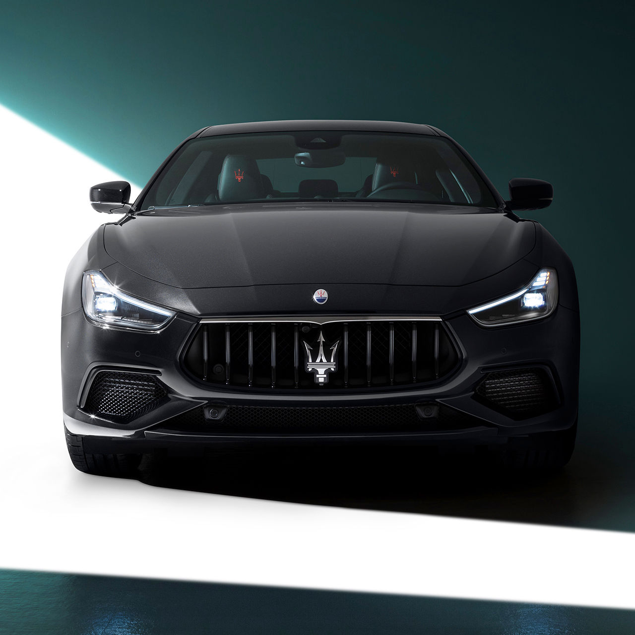 Vista frontale di Maserati Ghibli Modena nera
