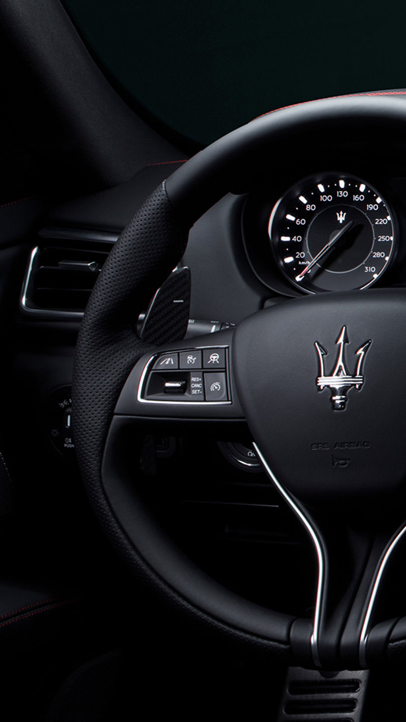 Commandes du système avancé d'assistance à la conduite à bord de la Maserati Ghibli