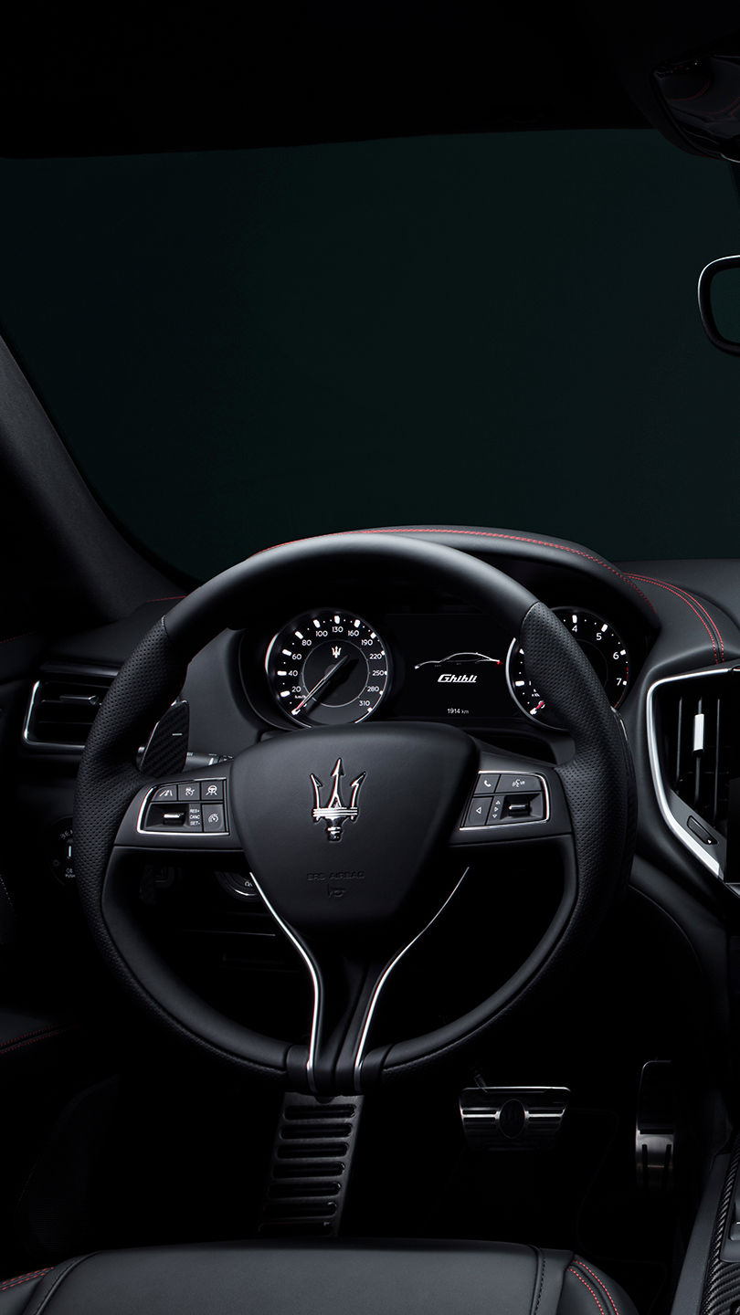 Détail du volant sur le tableau de bord de la Maserati Ghibli