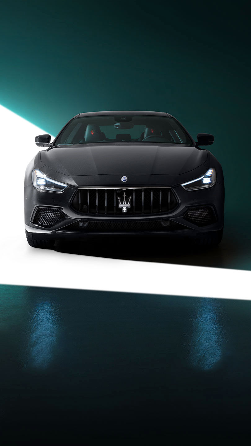 Vista frontale di Maserati Levante Trofeo bianca