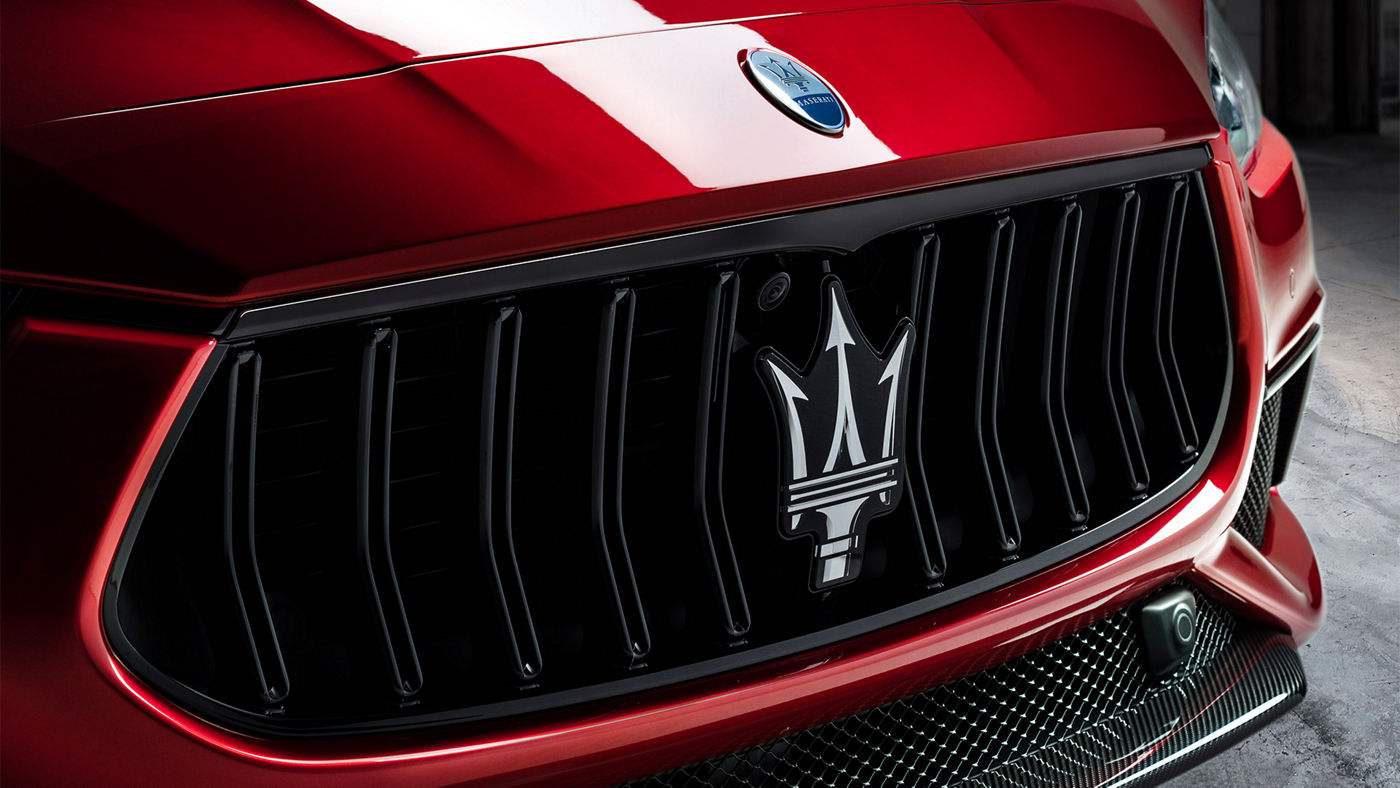 Parachoques con el logo de Maserati en el sedán Ghibli Trofeo rojo
