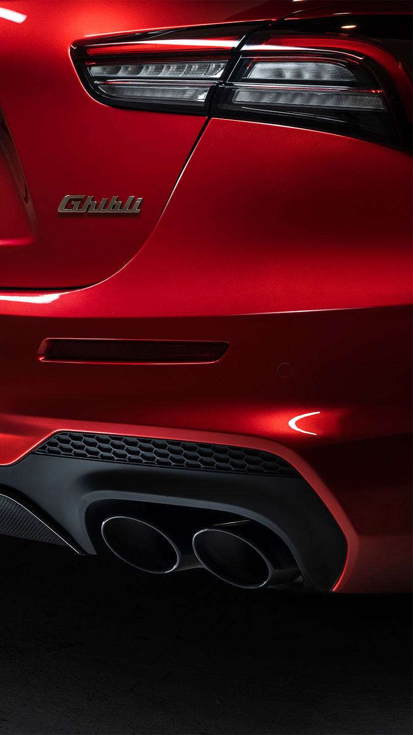 Prise d'air sur un côté d'une Maserati Ghibli rouge