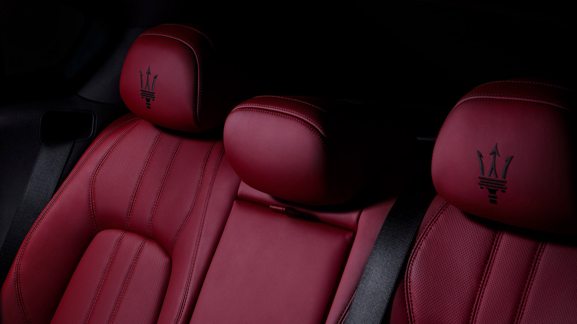 Tylne fotele we wnętrzu SUV-a Maserati Levante