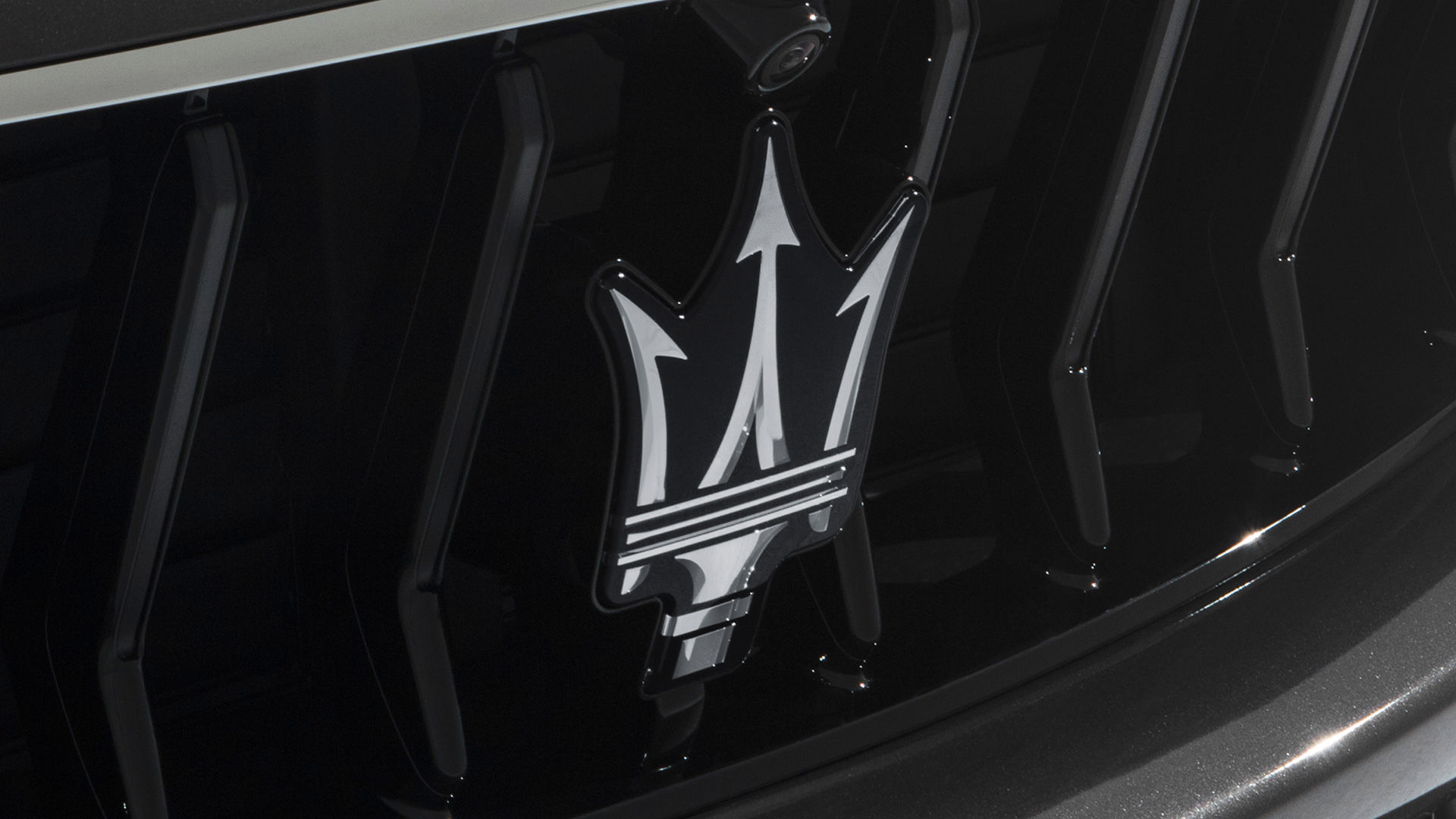 Dettaglio del tridente Maserati sulla griglia frontare