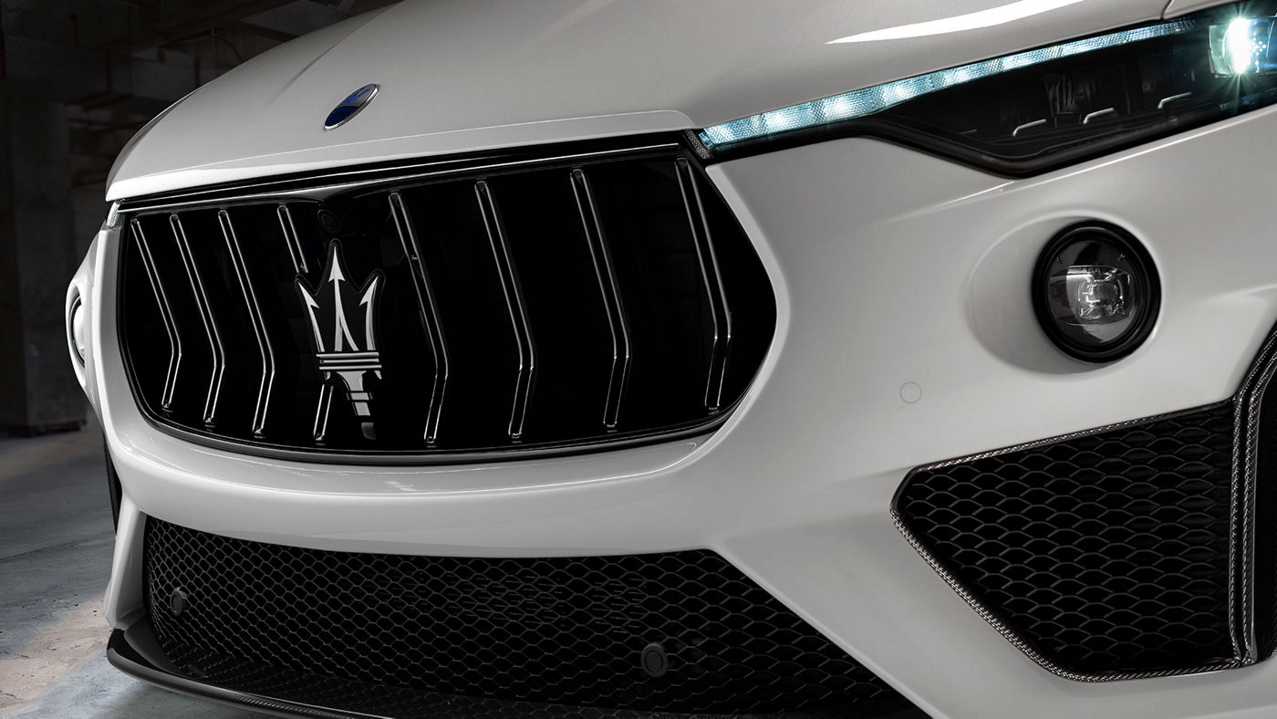 Parachoques del SUV Maserati Levante Trofeo blanco