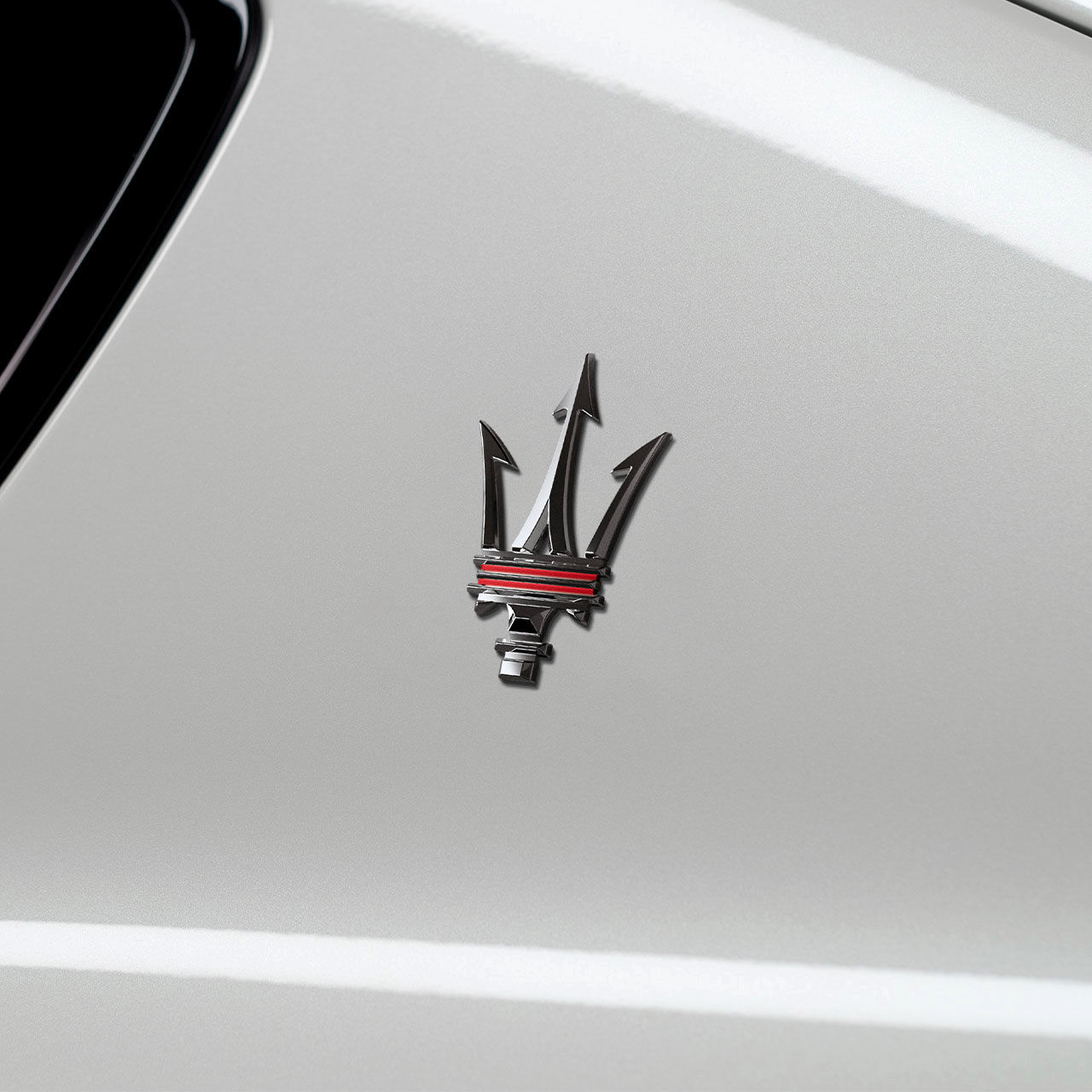 Logo del tridente en el SUV Maserati Levante Trofeo blanco