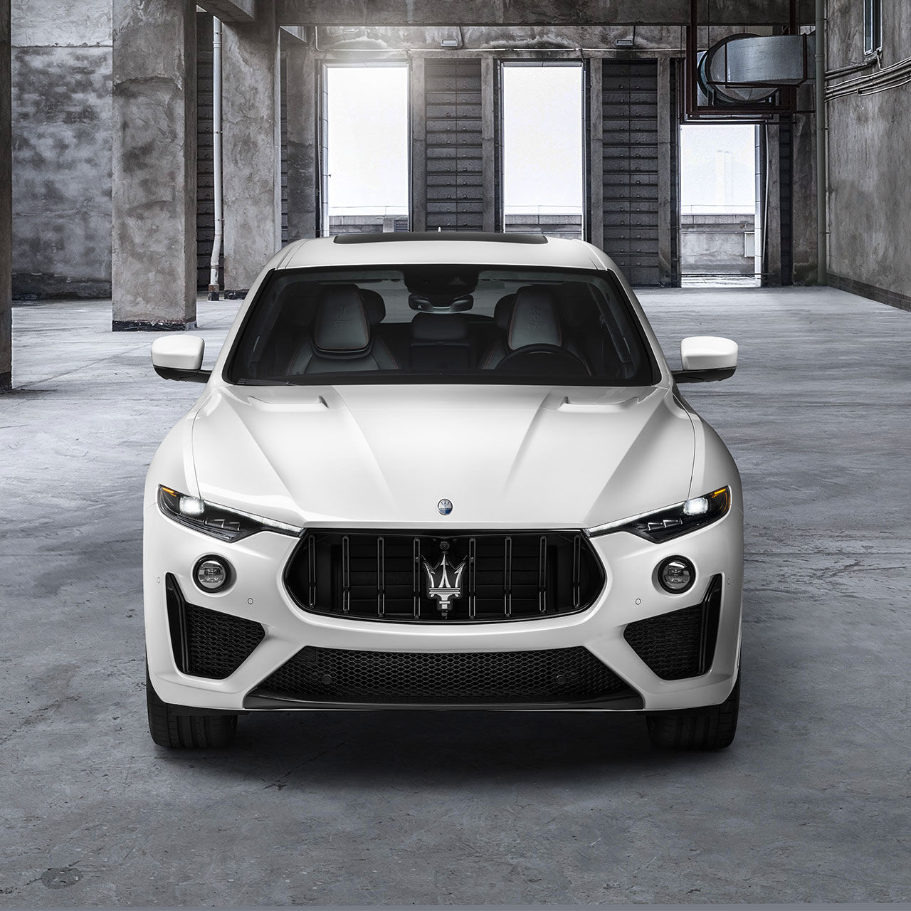 Vista frontale di Maserati Levante Trofeo bianca