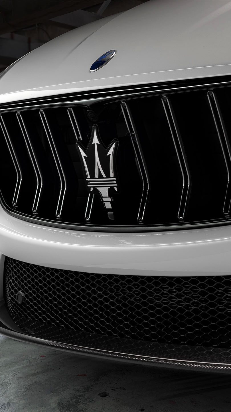Maserati-Logo auf der weißen Stoßstange des Levante Trofeo