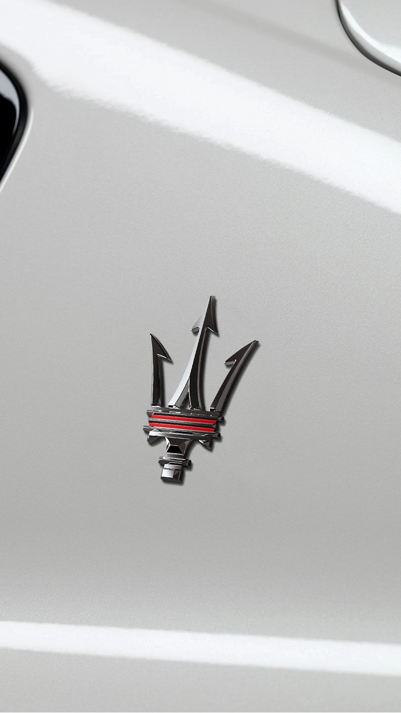 Logo del tridente en el SUV Maserati Levante Trofeo blanco