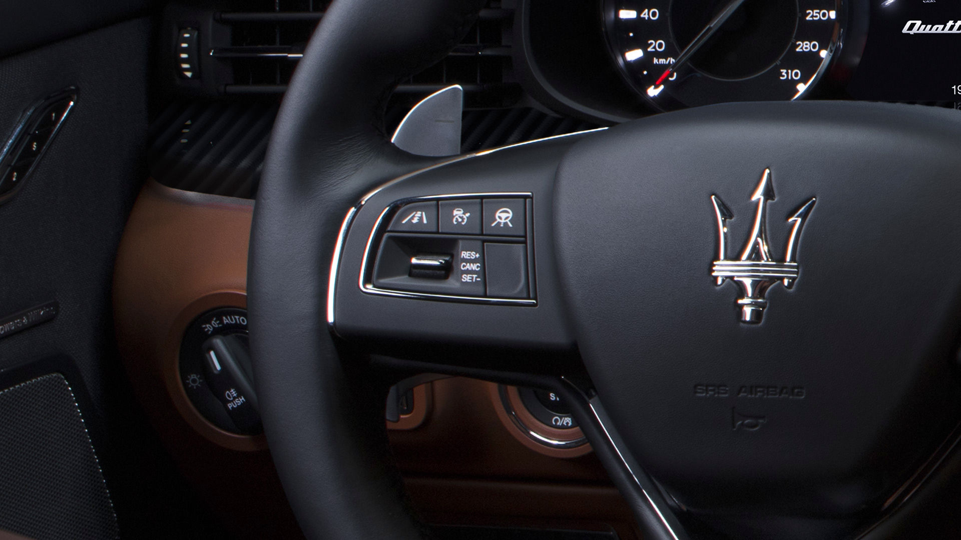 Botones de asistencia en el sedán Maserati Quattroporte