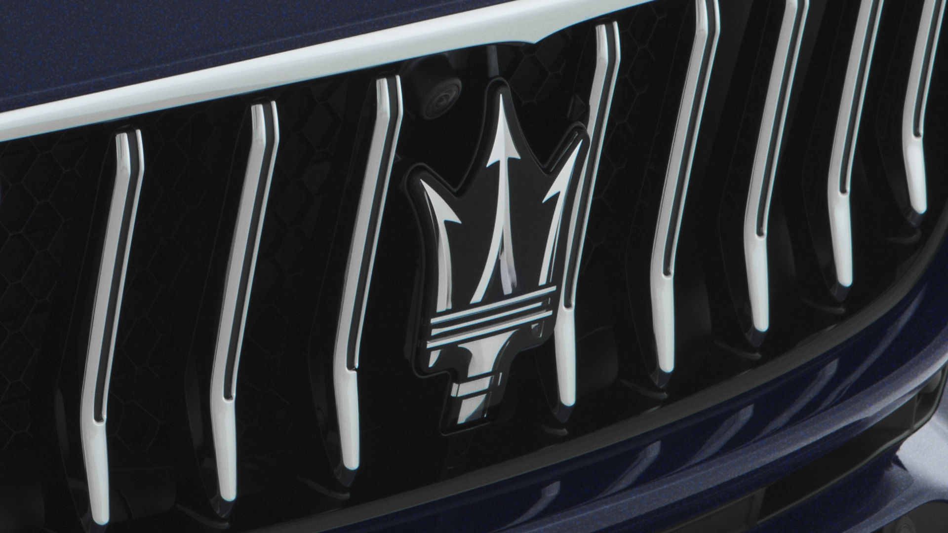 Samochód Maserati Quattroporte  z trójzębem na maskownicy