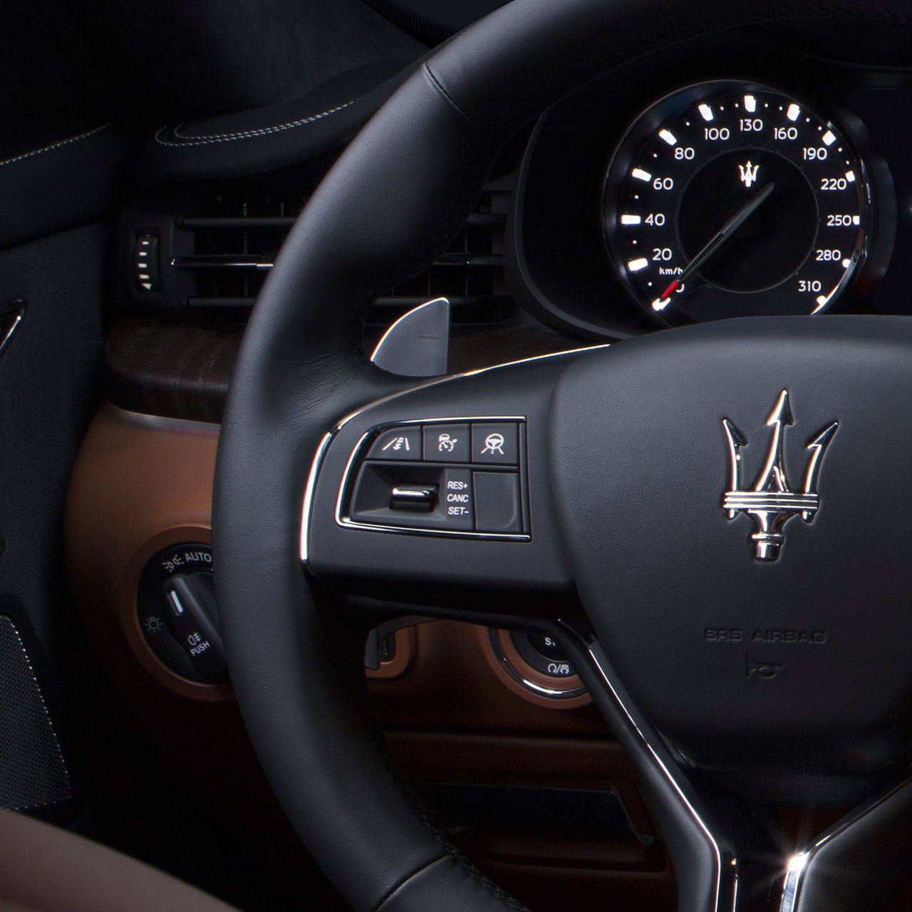 Sistema de asistencia en el volante del sedán Maserati Quattroporte