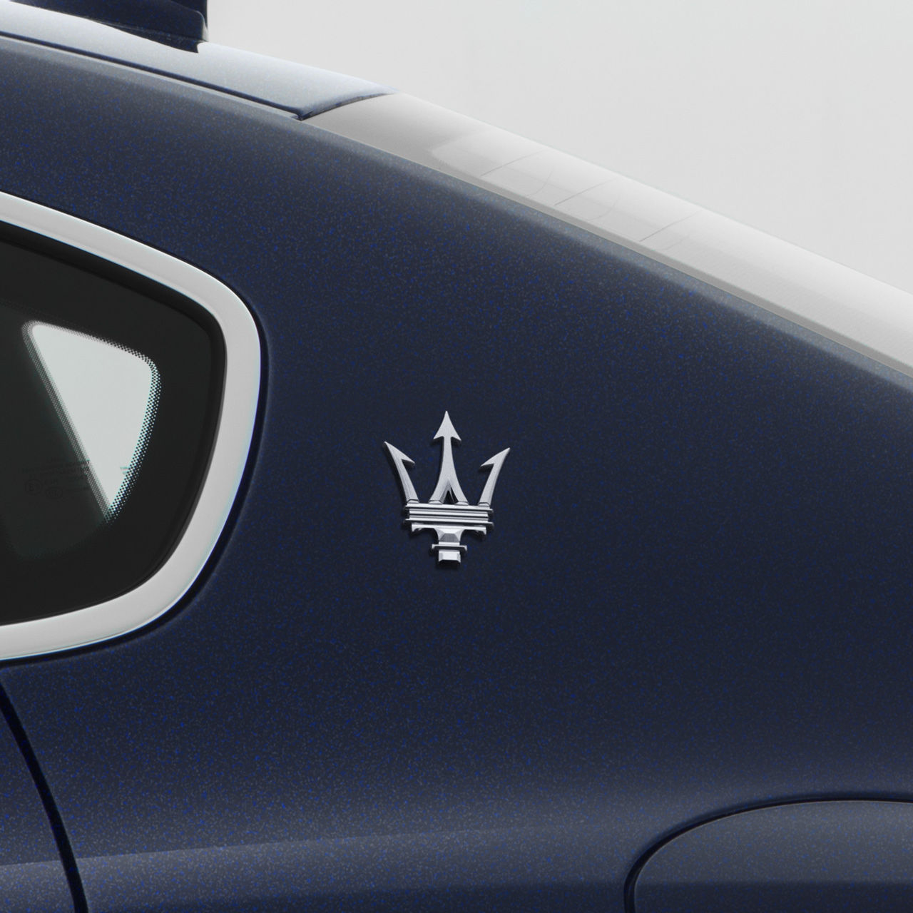 Logotipo Maserati del tridente en el sedán Maserati Quattroporte