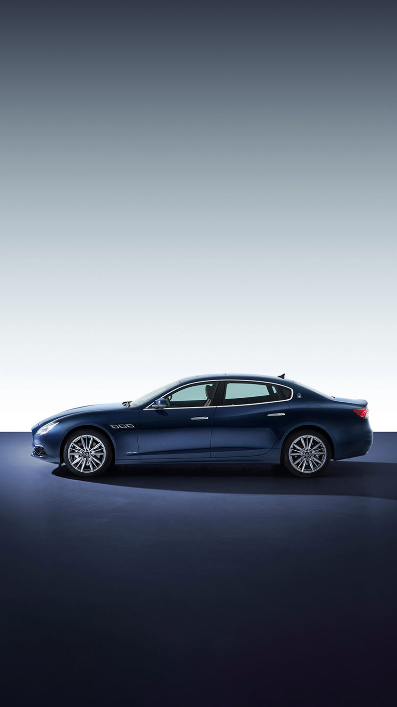 Maserati Quattroporte - Blau - Von der Seite