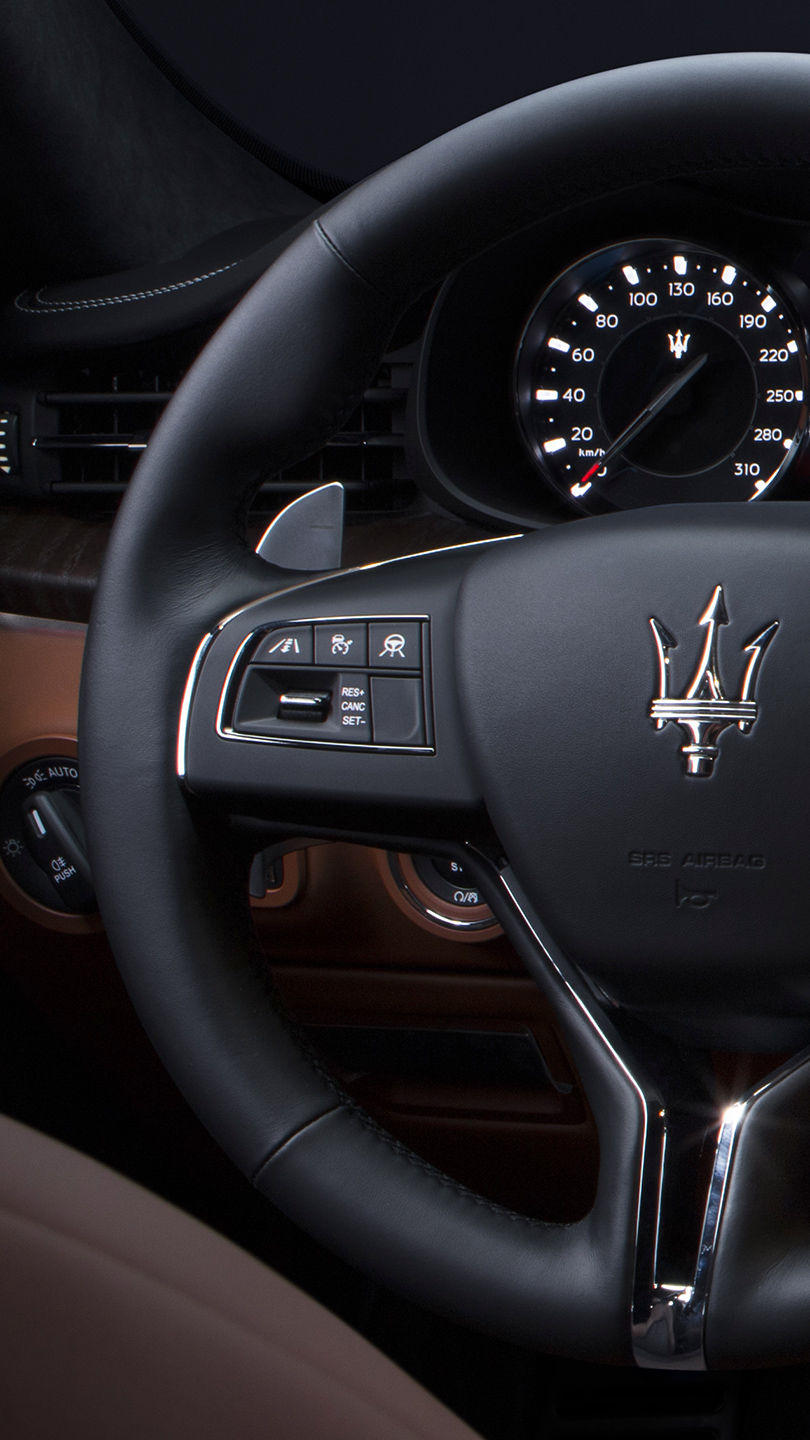 Controles de asistencia en el volante del sedán Maserati Quattroporte