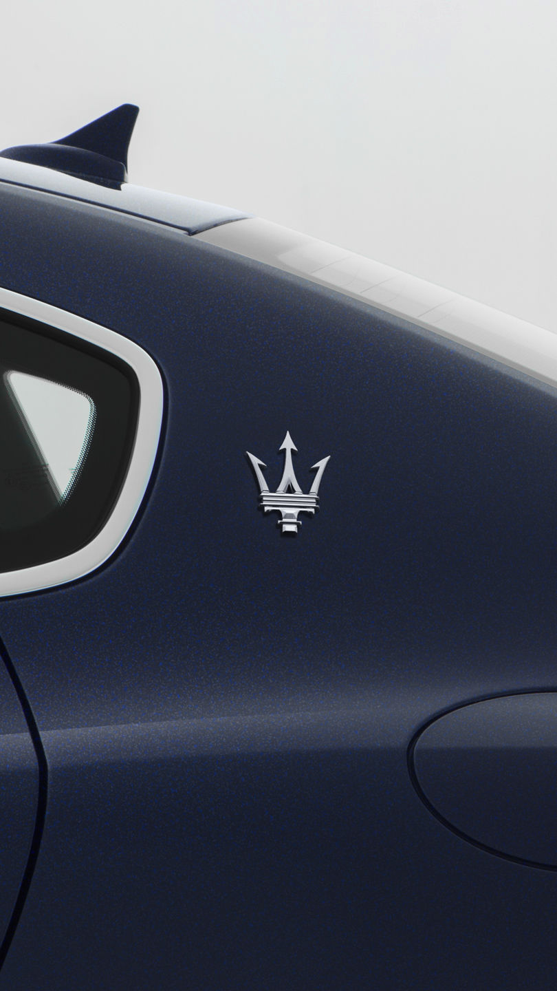 Logo del tridente sobre el sedán Maserati Quattroporte