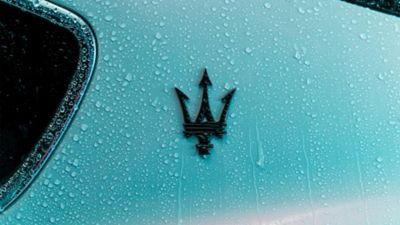 Detail von Maserati Logo. Supercar und Luxus Sportwagen auf Ausstellung in  Turin Auto zeigen Stockfotografie - Alamy
