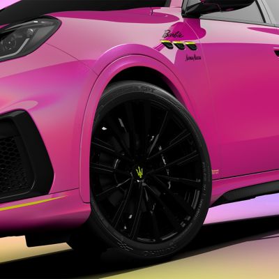 Maserati Grecale Barbie (2022) : le SUV voit la vie en rose avec cette  édition aux couleurs de la célèbre poupée