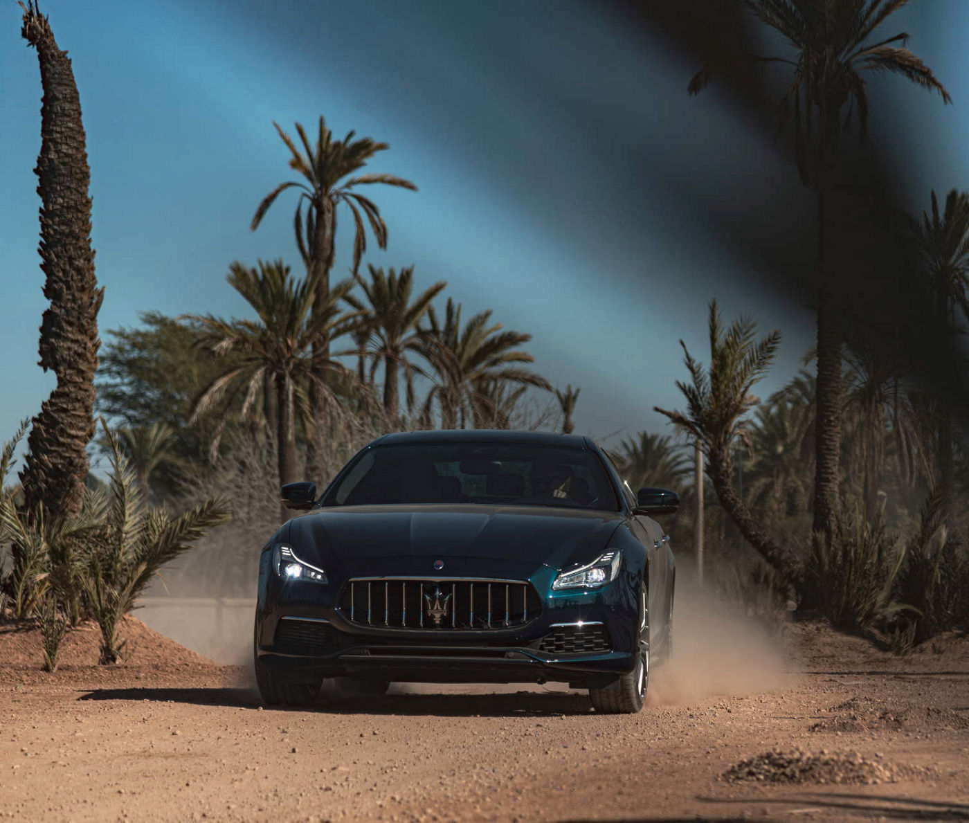 Maserati Royale en el desierto con palmas