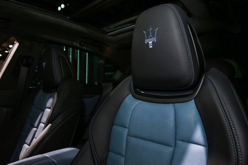 Maserati Levante GTS d’édition One of One - détail intérieur - appui-tête avec le logo Maserati brodé