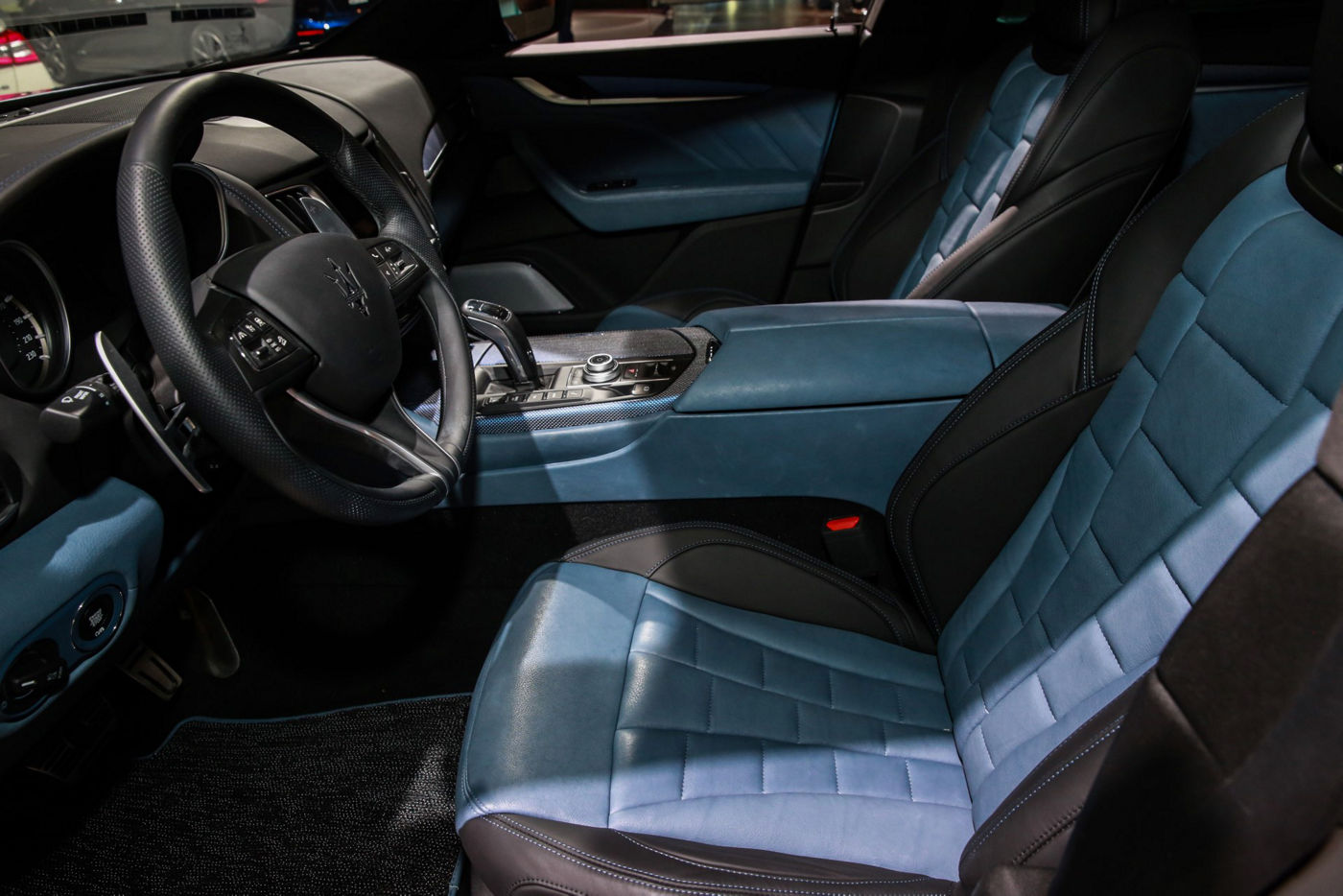 Maserati Levante GTS d’édition One of One - détail intérieur - tableau de bord, sièges et panneaux de porte de couleur denim