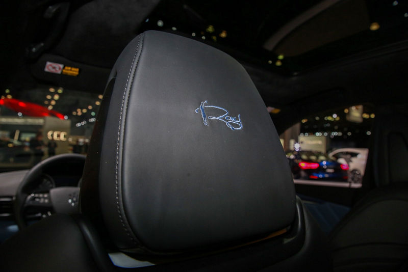 Maserati Levante GTS d’édition One of One - détail intérieur - appui-tête du conducteur avec la signature de Ray