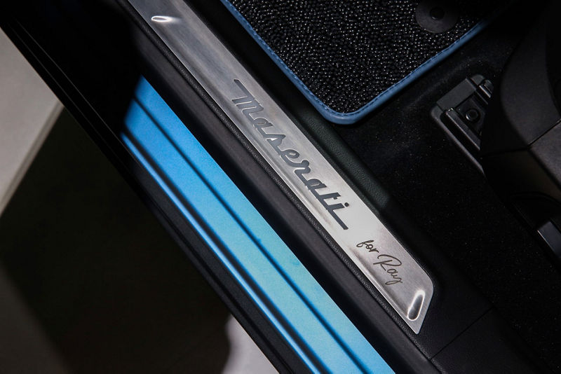 Maserati Levante GTS d’édition One of One - détail intérieur - seuils de portière avec la signature for