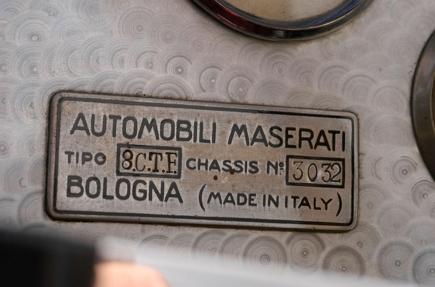 Inscripción "AUTOMOBILI MASERATI TIPO 8CTF CHASSIS N.3032 BOLOGNA (MADE IN ITALY)"