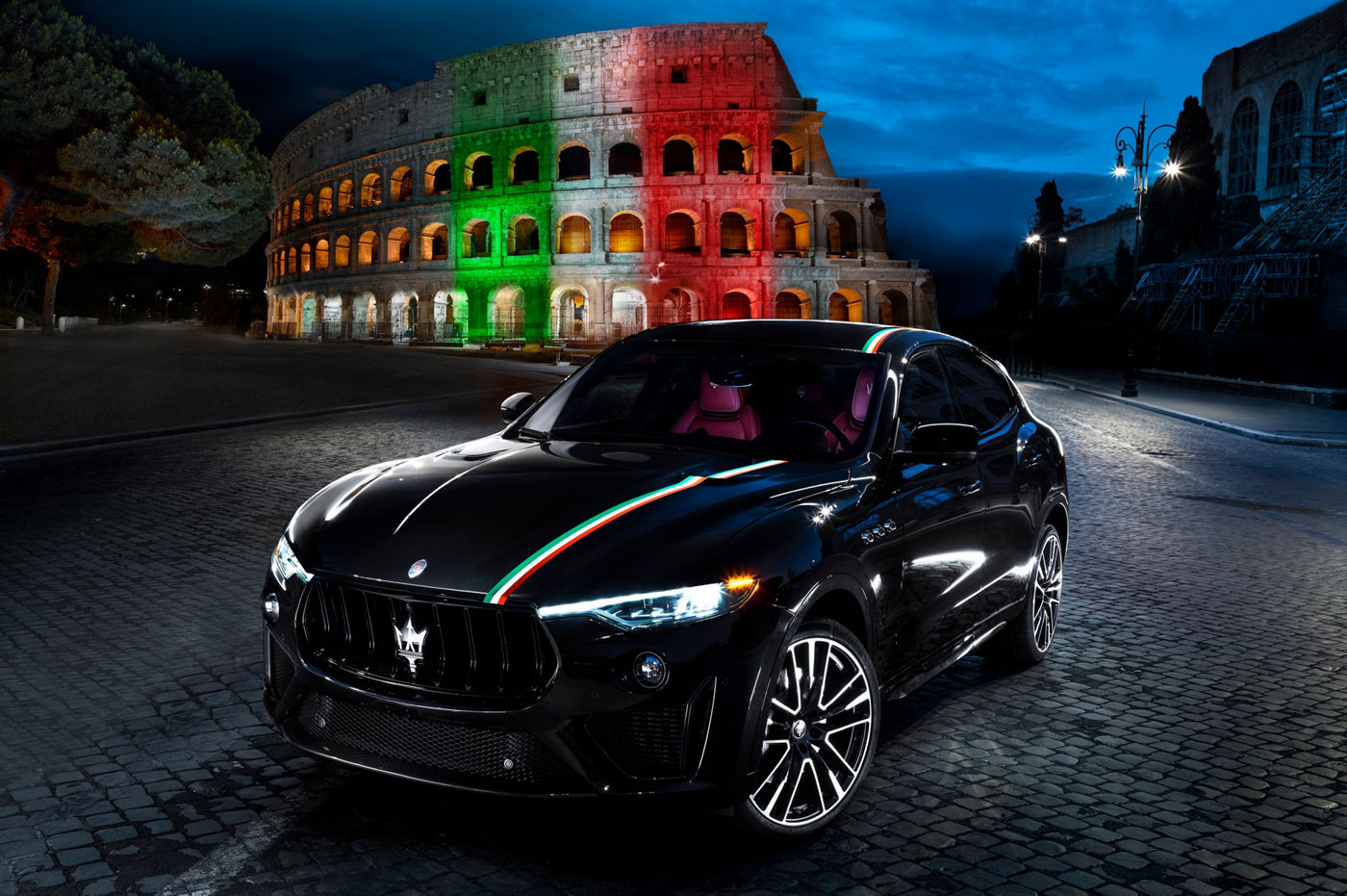 Maserati Levante Trofeo con tricolor italiano delante del Coliseo en Roma