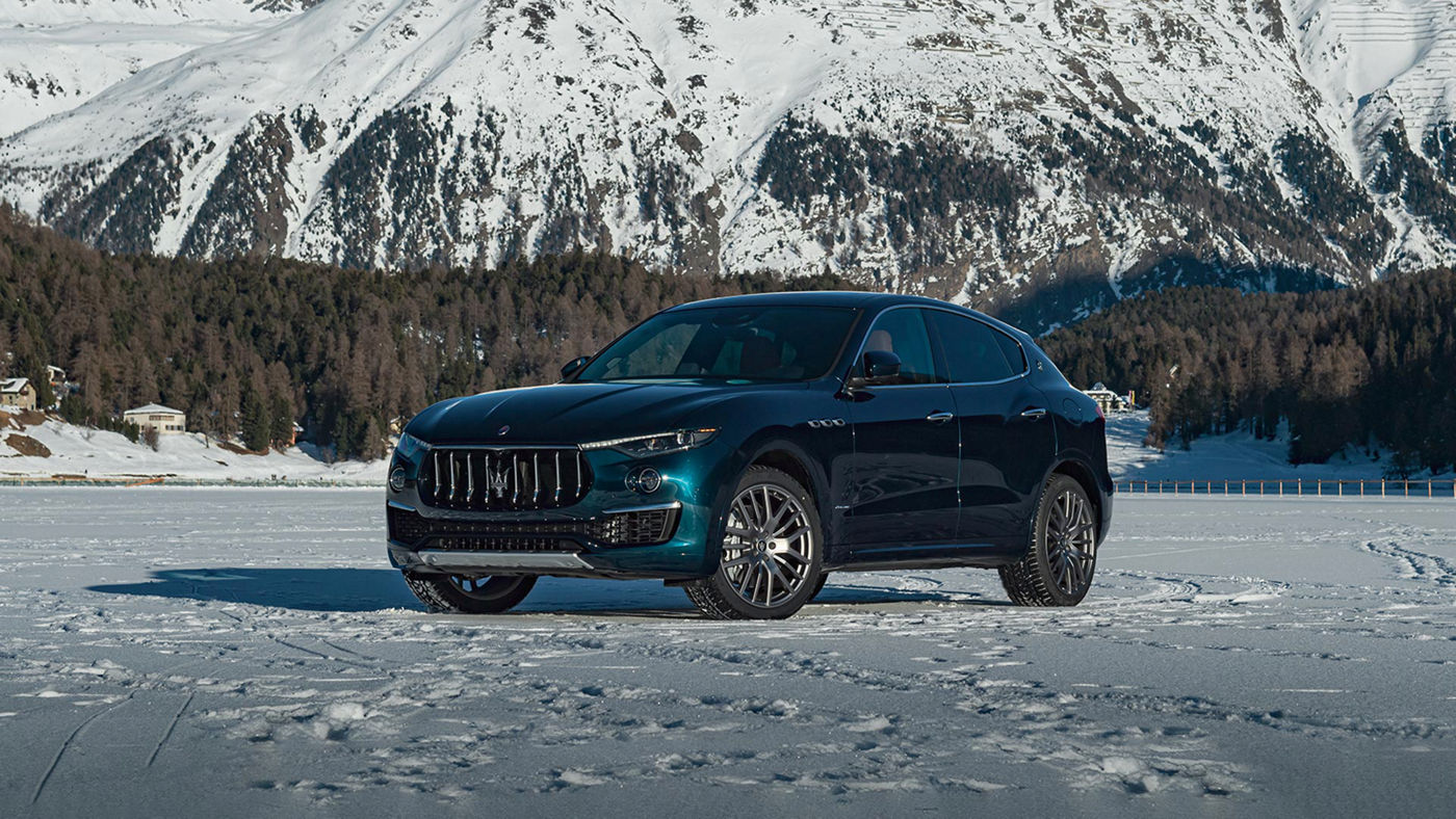 Maserati Levante Royale, Vorder- und Seitenansicht, auf dem Schnee in St. Moritz