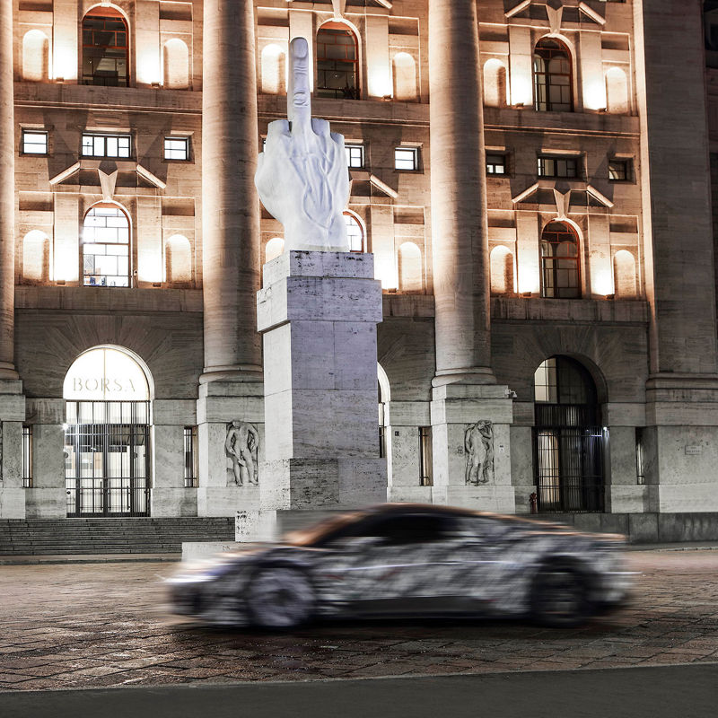 Test del prototipo della nuova super sportiva Maserati MC20 (2020) a Milano sotto la scultura di Cattelan, vista laterale.