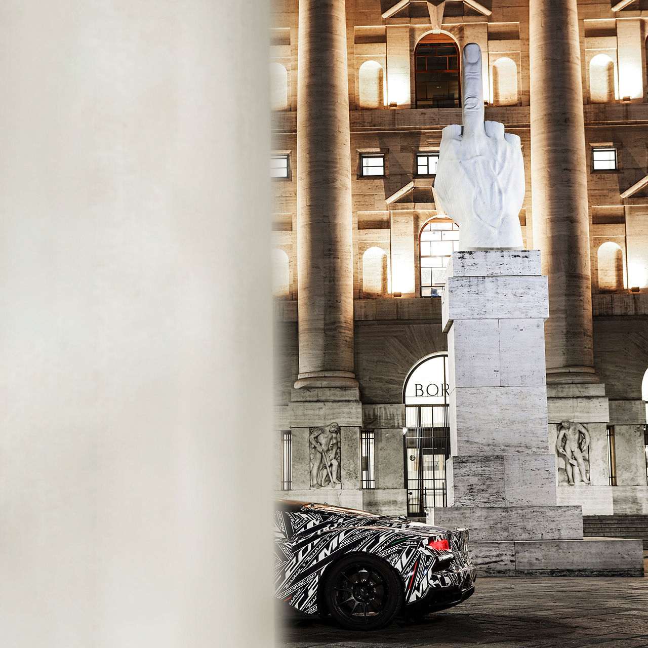 Nuova super sportiva Maserati MC20 (2020) a Milano sotto la scultura di Maurizio Cattelan.