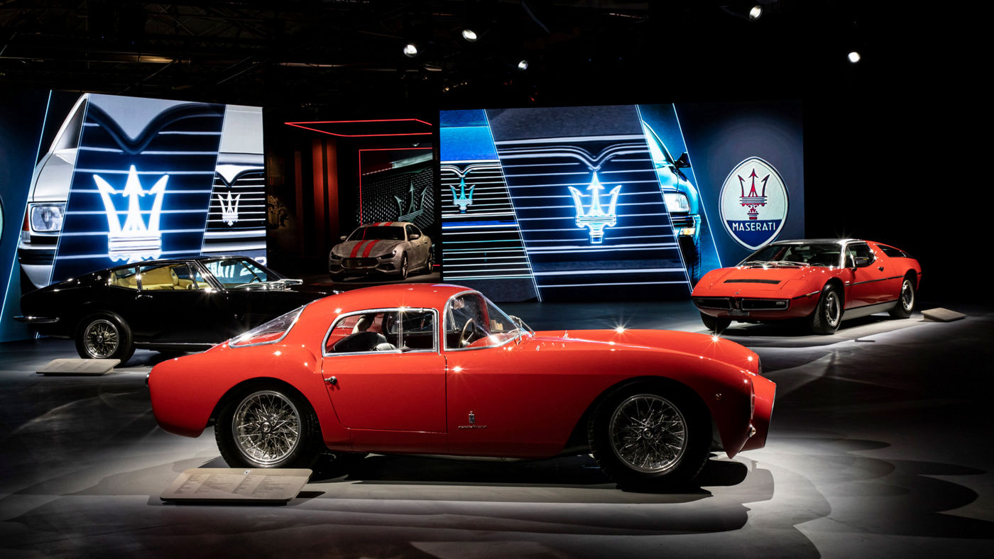 Primer plano de modelos Maserati clásicos