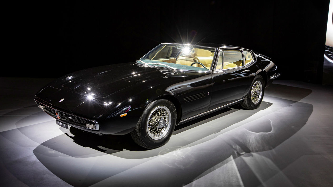 Modelo Coupé negro de Maserati clásico