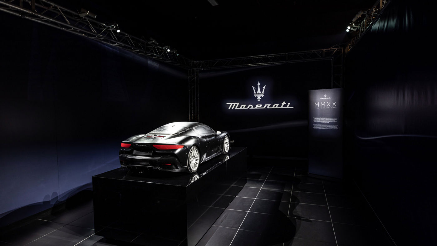 Exposición del Maserati MC20 en un salón oscuro