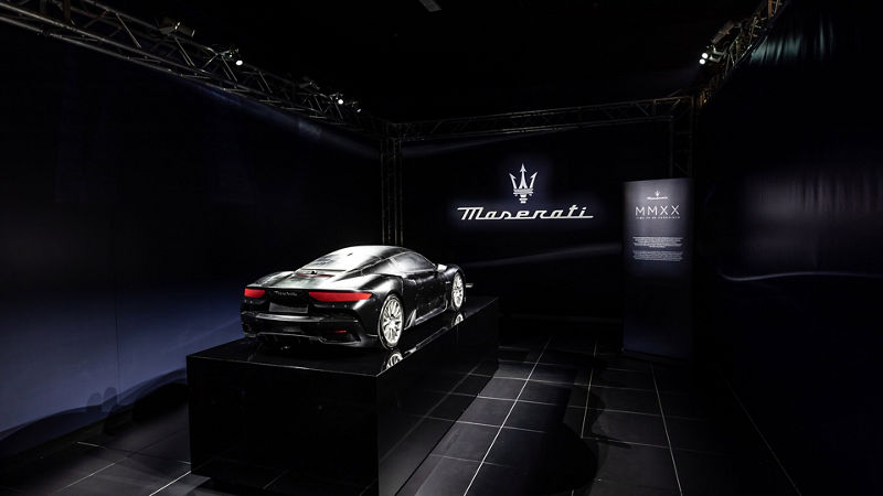 Exposición del Maserati MC20 en un salón oscuro
