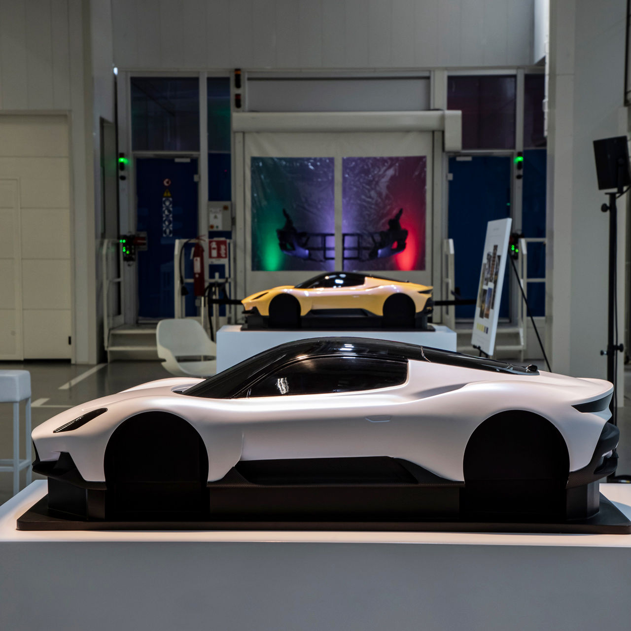 White Maserati MC20 and other MC20 behind