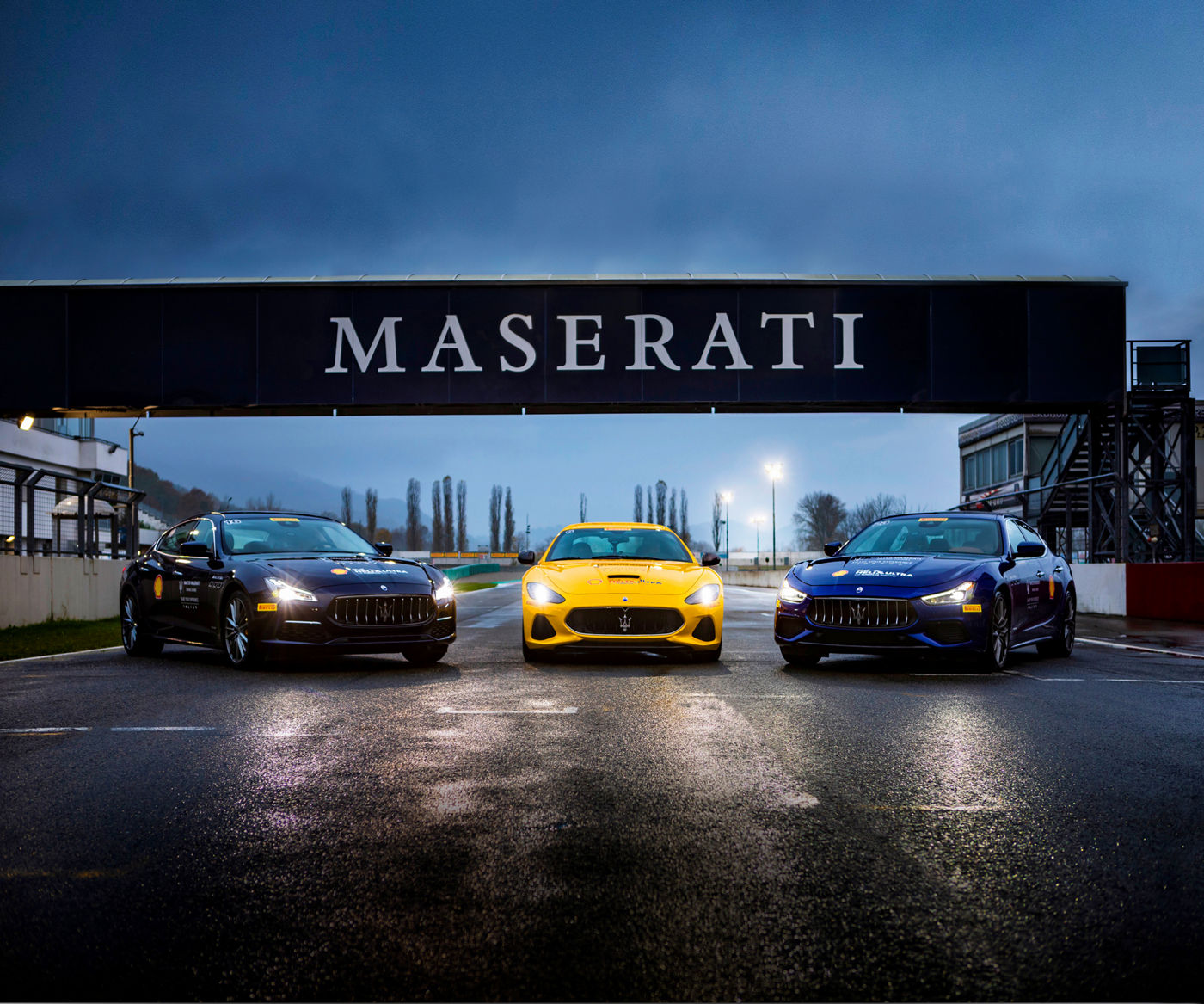 Voiture Maserati bleue dans les rues de Modène