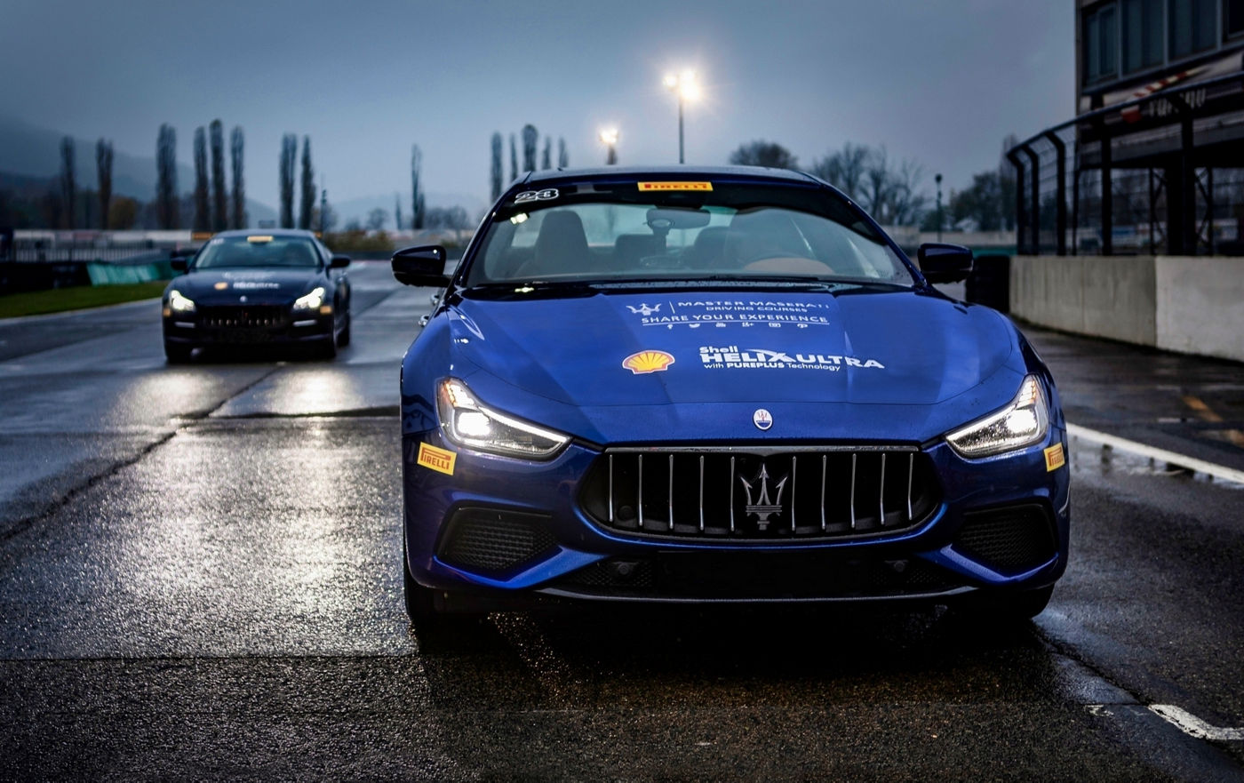 2 blue Maserati on the racetrack