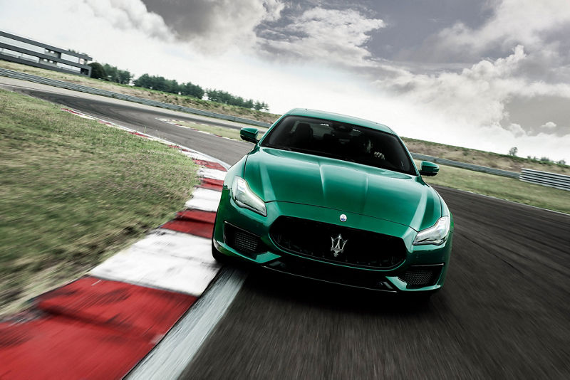 Maserati Quattroporte Trofeo verde in movimento