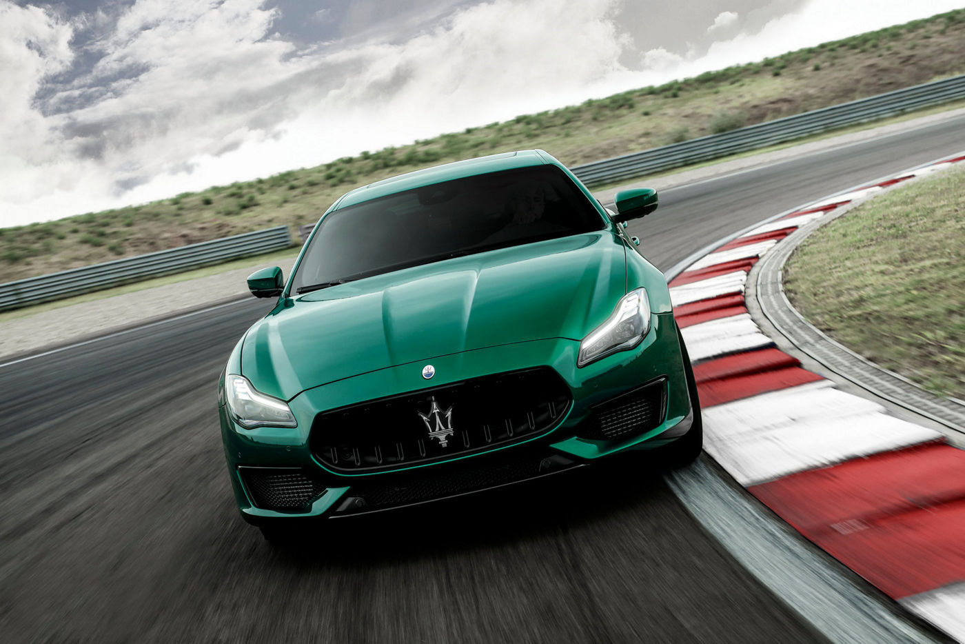 Maserati Quattroporte Trofeo verde in movimento