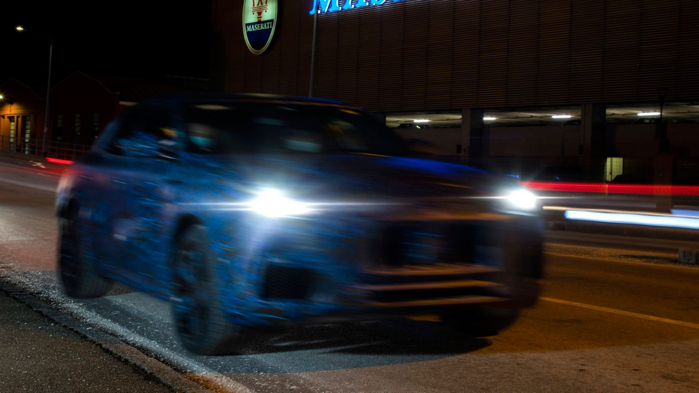 Prototipo Maserati Grecale por la calle de noche