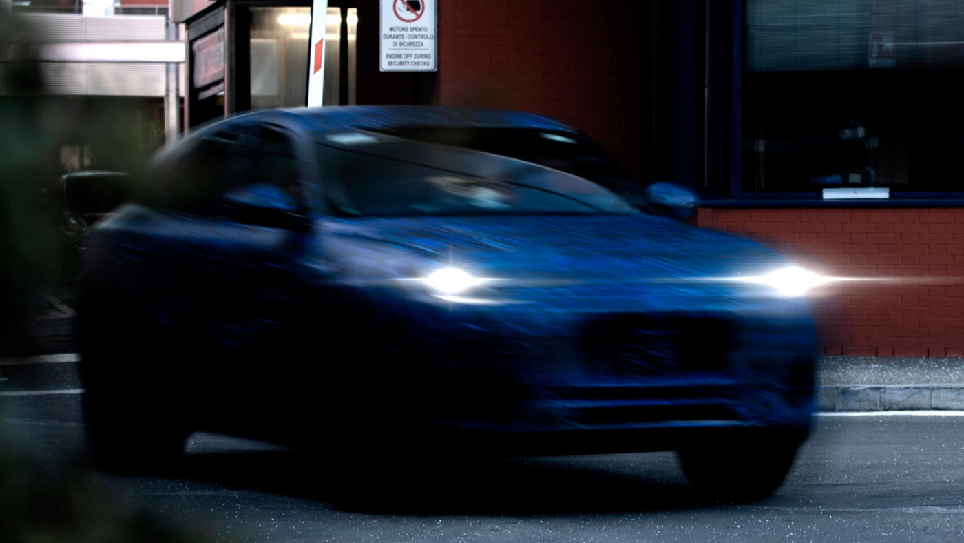 Prototipo Maserati Grecale por la calle de noche
