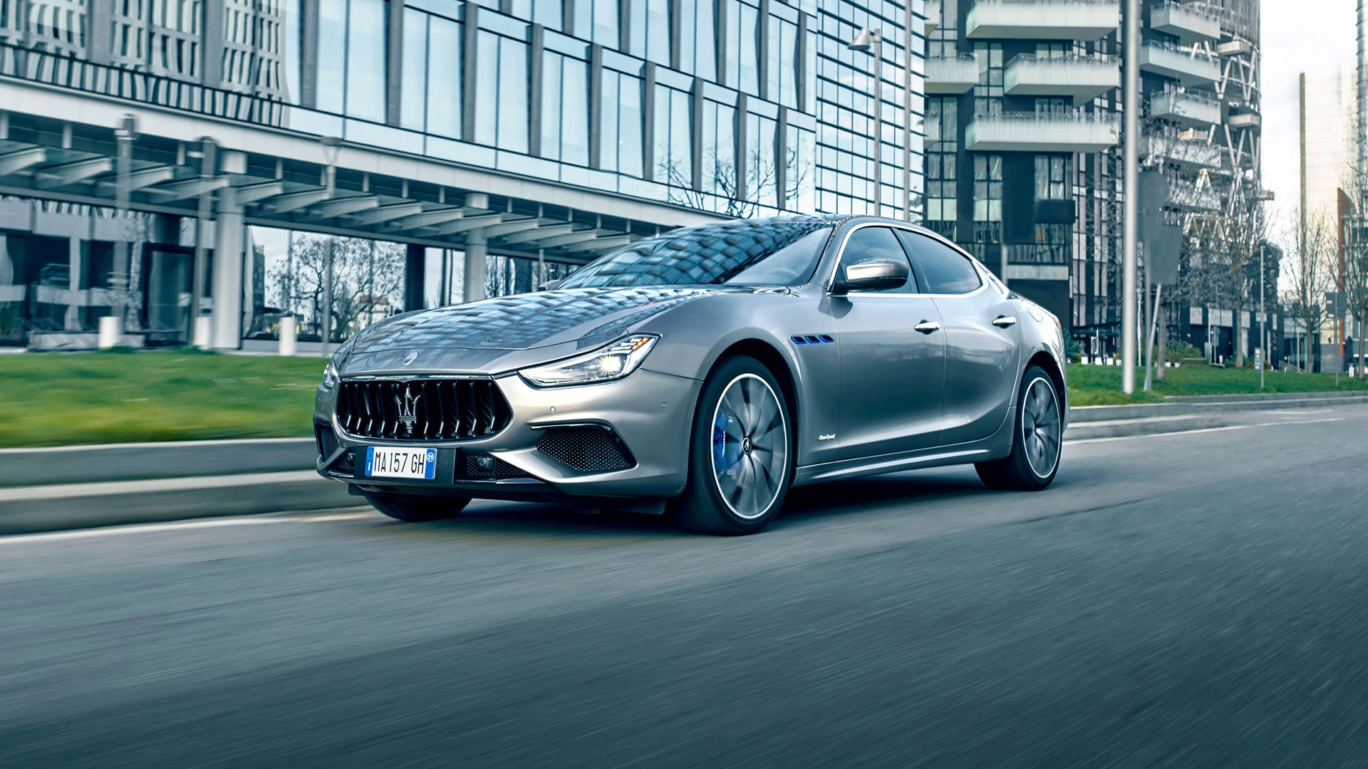 Modelo Maserati por la calle