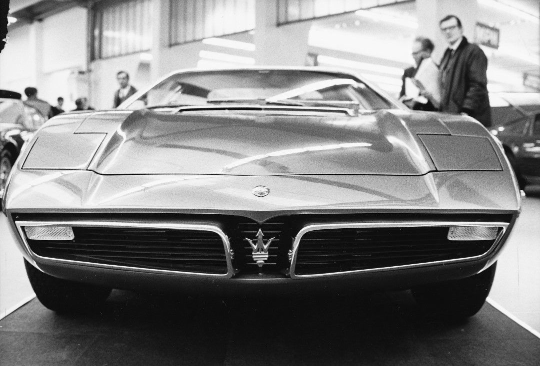 Fotografía en blanco y negro de modelo Maserati Bora en primer plano