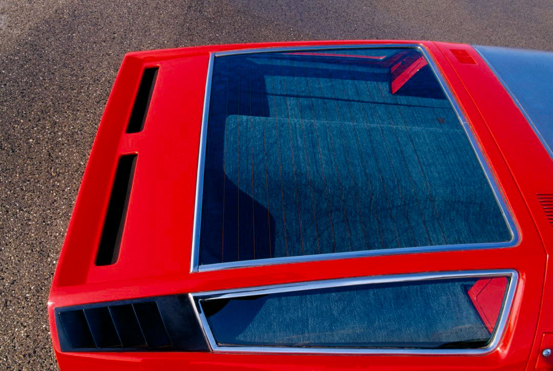 Maserati Bora in rot - Detailansicht des Kofferraums mit Glas - 50. Geburtstag